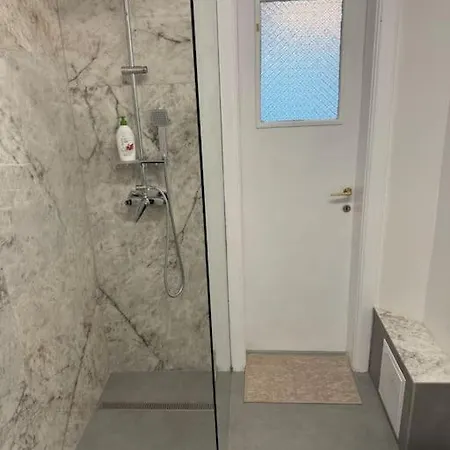 Airy & Beautiful Downtown 公寓 *