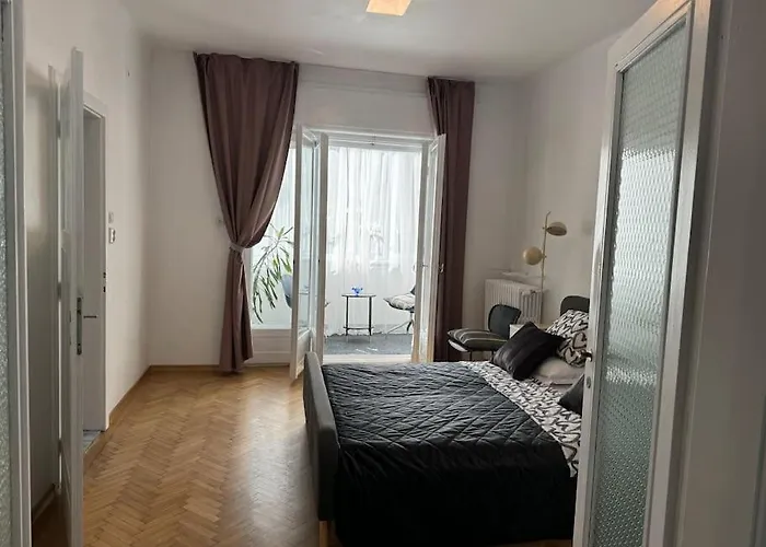 Airy & Beautiful Downtown Apartamento