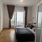 Airy & Beautiful Downtown Apartamento