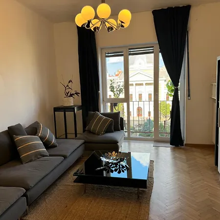 Airy & Beautiful Downtown *