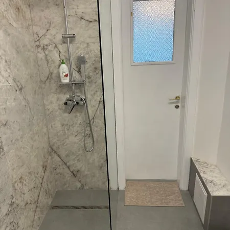 Airy & Beautiful Downtown Apartman *