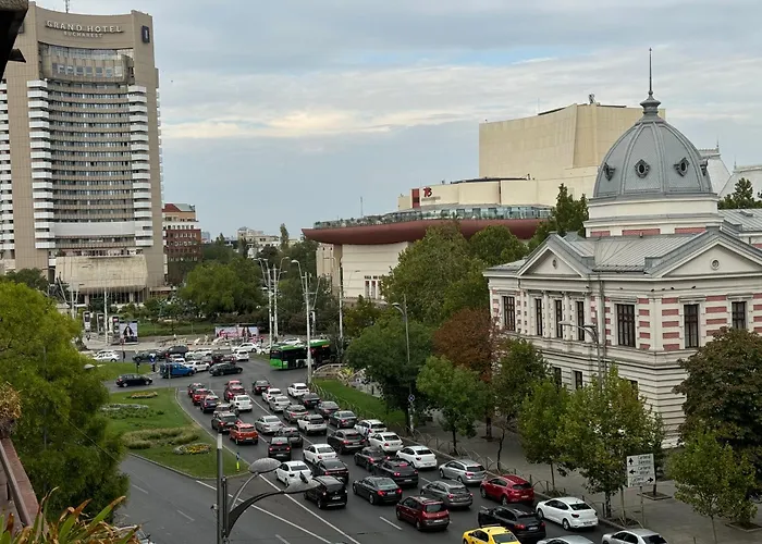 Апартаменти Airy & Beautiful Downtown *