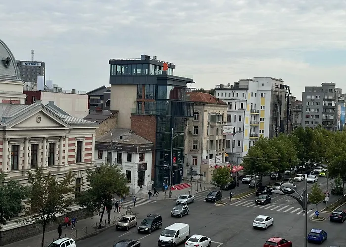 Апартаменти Airy & Beautiful Downtown *