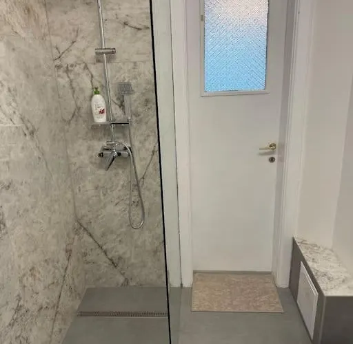 Airy & Beautiful Downtown Апартаменти *