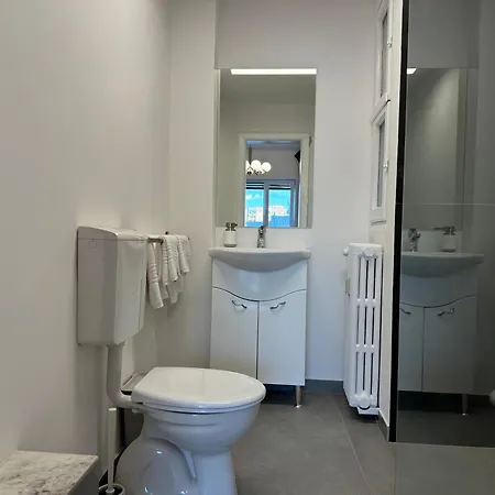 Airy & Beautiful Downtown דירה