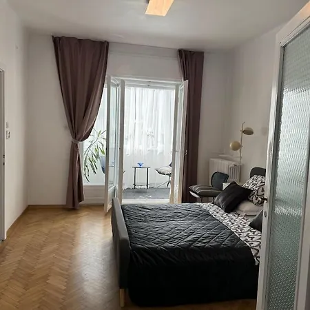 Airy & Beautiful Downtown דירה