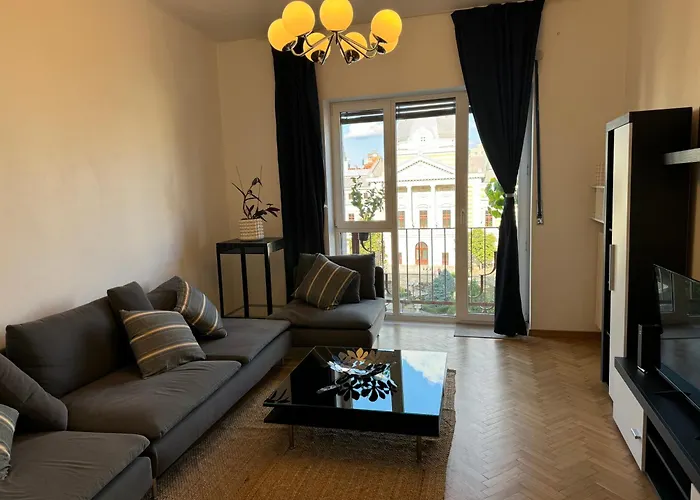 Airy & Beautiful Downtown *