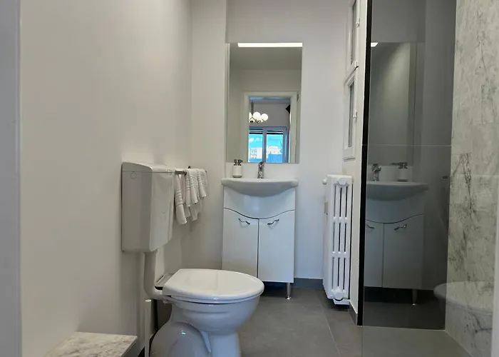 Airy & Beautiful Downtown Apartament