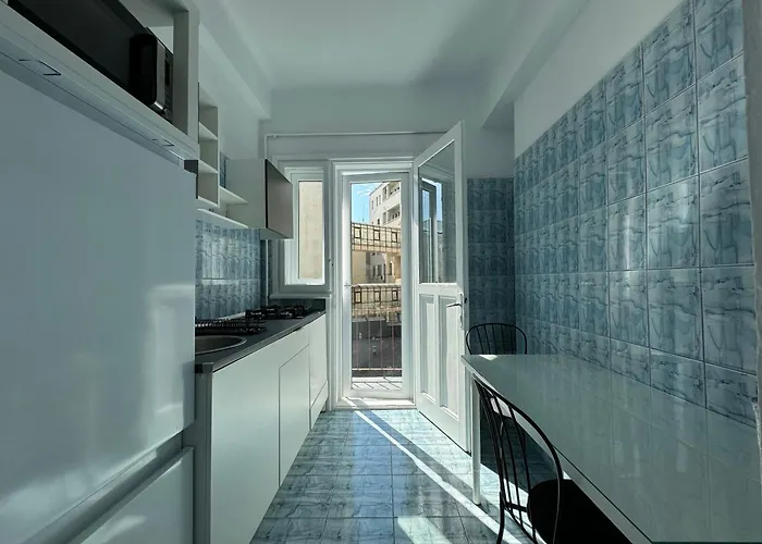 Airy & Beautiful Downtown Apartament